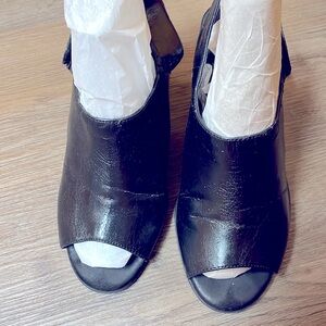 Size 8 black aerosols, Velcro closure